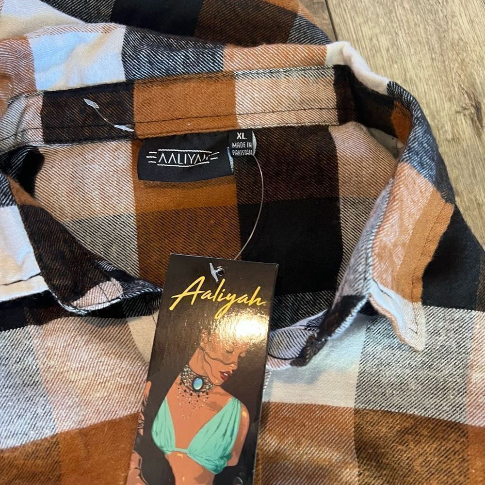 Aaliyah buffalo plaid shirt, size XL GUC, wearable art! Graphic on back - Picture 4 of 7